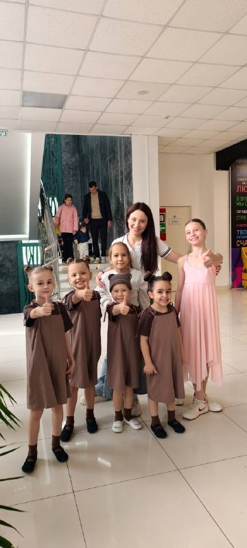 Юные танцоры и преподаватель Гармонии